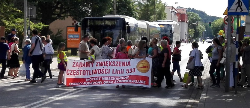 Blokada na prawobrzeżu. Wciąż chcą przywrócenia autobusu