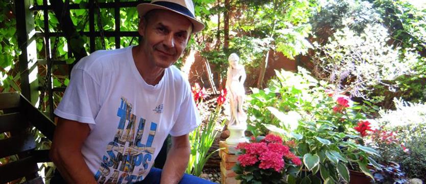 Cały Szczecin w kwiatach. Ogród za drewnianą bramą