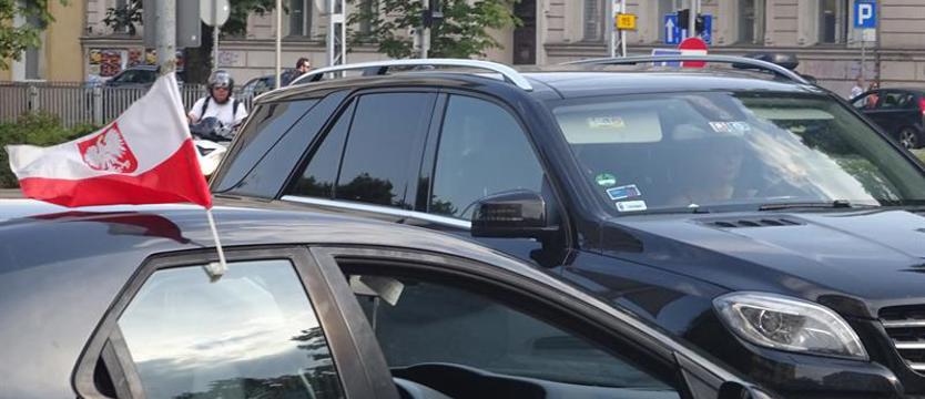 Blokadą i klaksonami uczcili powstanie