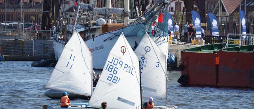 Małe żagle na silnym wietrze