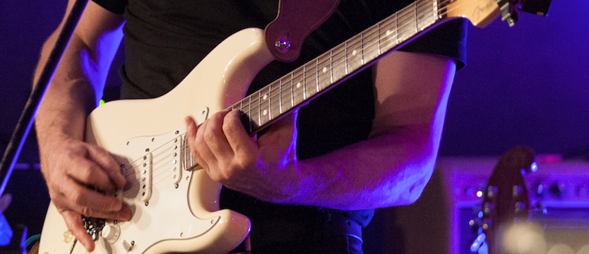 Grał w nocy na gitarze elektrycznej, by zmusić sąsiadki do wyprowadzki