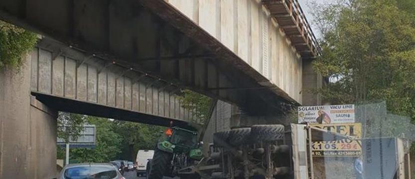 Przewróciła się naczepa. Utrudnienia na ul. Batalionów Chłopskich