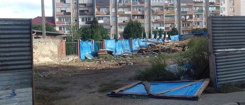 Niezabezpieczony teren rozbiórki