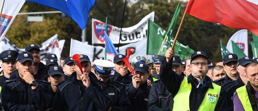Mundurowi manifestowali w Warszawie, domagają się m.in. podwyżek