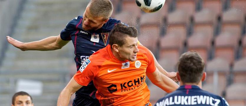 Piłka nożna. Pogoń zaczyna straszyć