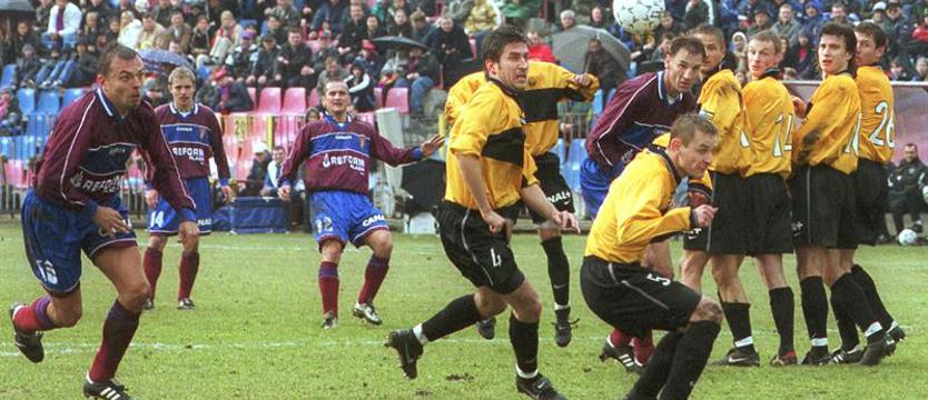 Piłka nożna. Młotek w nodze