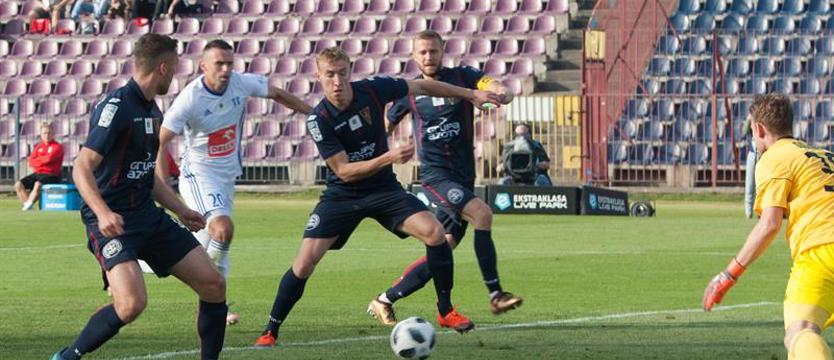 Piłka nożna. 19 miesięcy różnicy