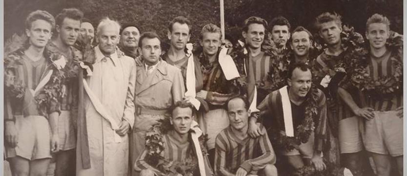 Piłka nożna. 60 lat temu w strugach deszczu