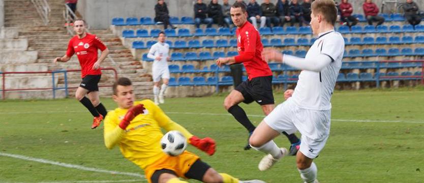 Piłka nożna. Wygrana rezerw i awans w tabeli