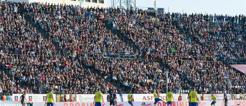 Piłka nożna. Pogoń gra w Gdyni o ósemkę