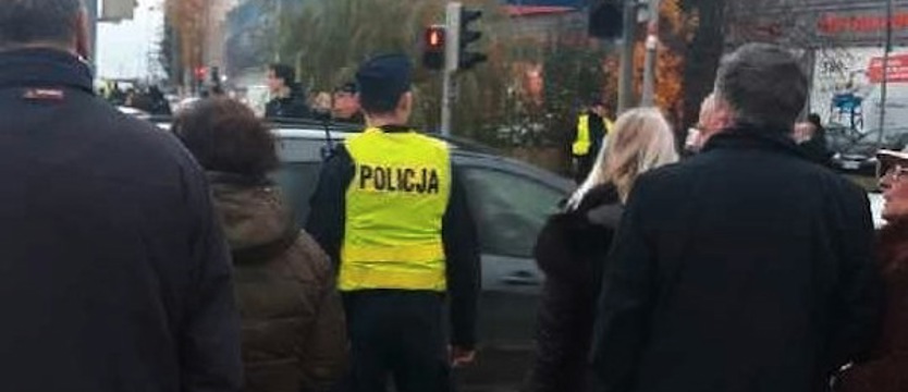Policjanci wciąż przy cmentarzach