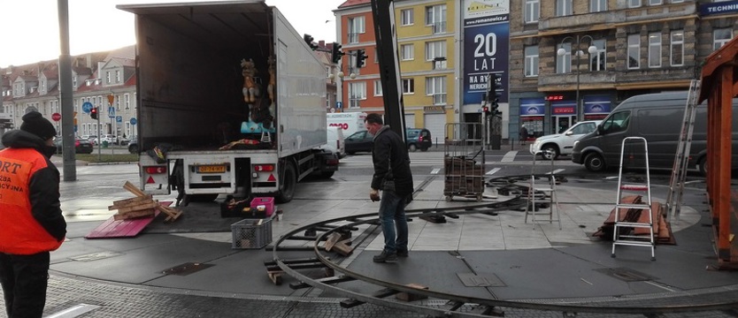 Niedawno płytki naprawiano, a teraz parkuje na nich TIR