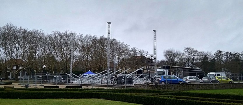 Powstaje sylwestrowa scena