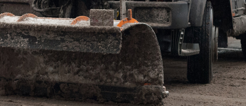 Zderzenie z pługiem śnieżnym. Trzy osoby ranne