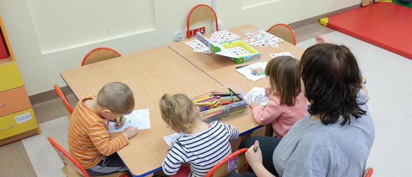 Nauczyciele z przedszkoli z dodatkami dla wychowawców