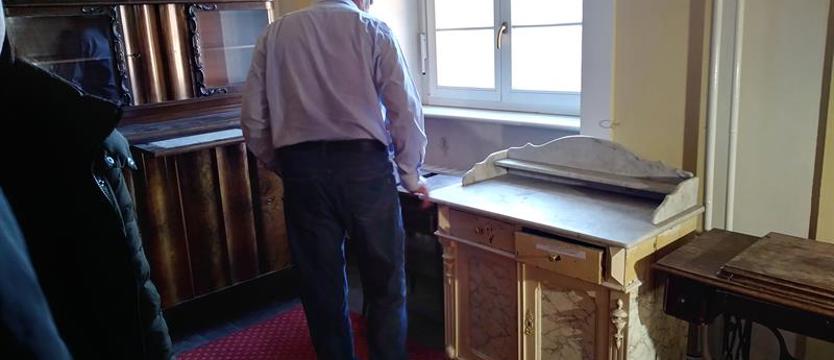 Aukcja spadków. Blisko stuletni kredens sprzedany