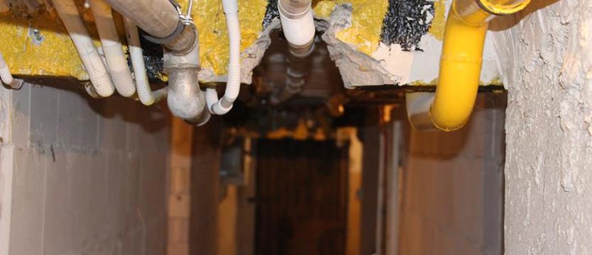 Budynek uszkodziły krasnoludki? Zarządca powiadomi policję