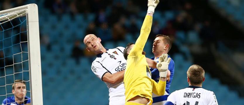 Piłka nożna. Trochę szczęścia i trzy punkty