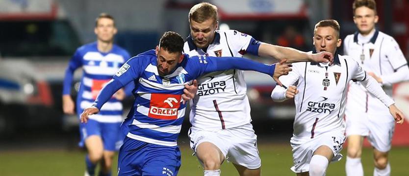 Piłka nożna. Pogoń w poszukiwaniu skrzydłowych