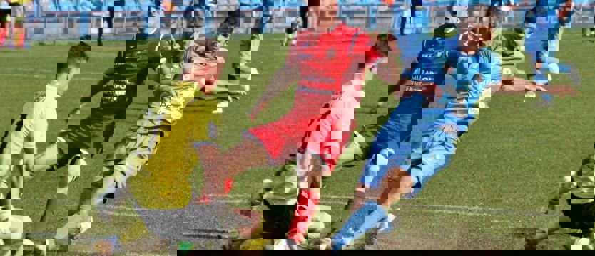 Piłka nożna. Remis ze wskazaniem na Błękitnych