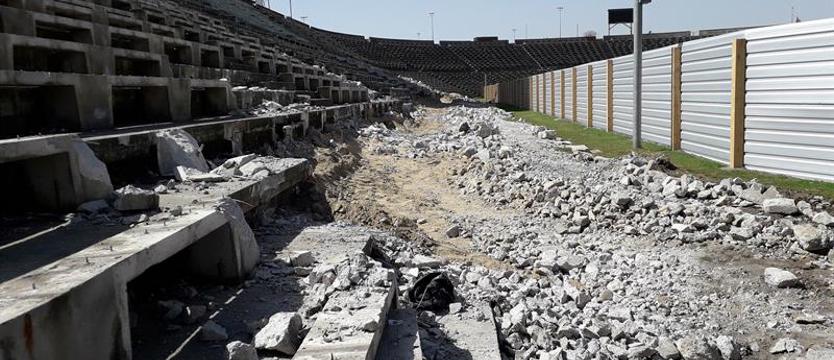 Piłka nożna. Znikają betonowe warstwy trybun