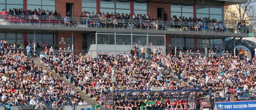 Piłka nożna. Stadiony ponad miarę