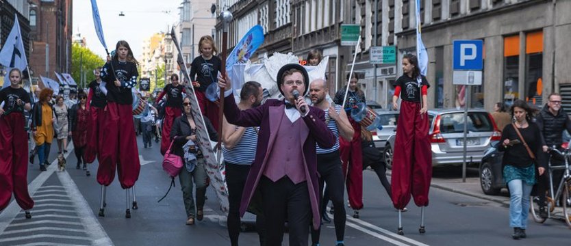 Teatralny korowód na ulicach Szczecina