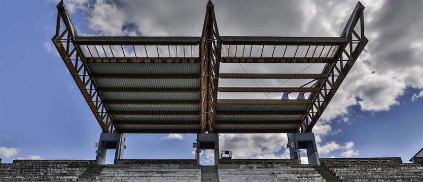 Piłka nożna. Demontaż dachu i kruszenie betonu