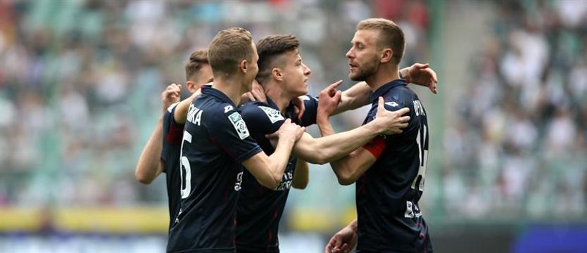 Piłka nożna. Walka o tron