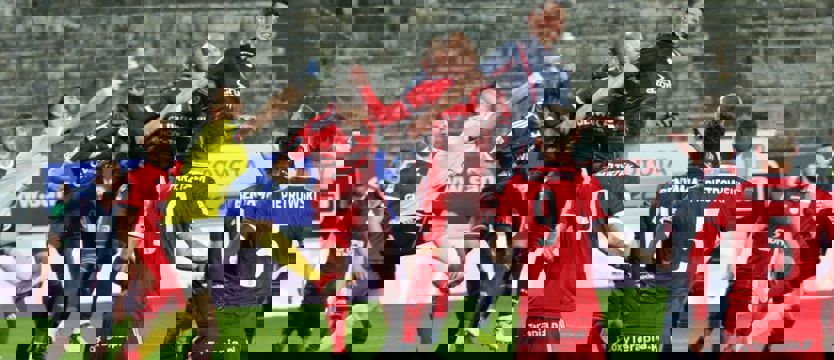 Piłka nożna. Pogoń nie przegrywa, walka o tytuł trwa