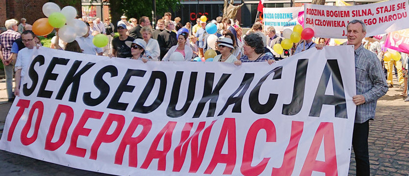 Marsz dla Życia i Rodziny w Kołobrzegu. Szkodliwa edukacja