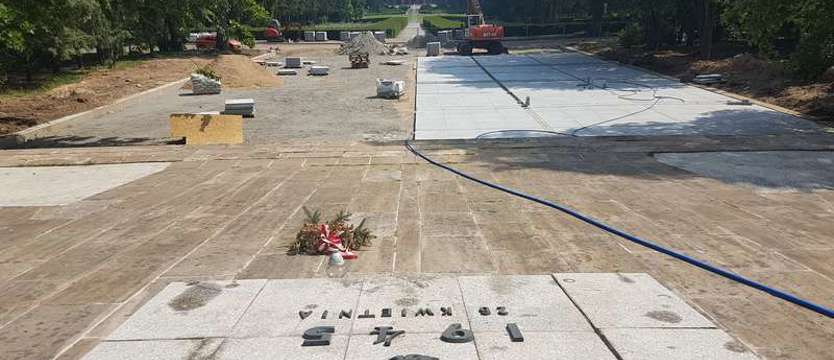 Plac Defiladowy na Cmentarzu Centralnym granitem kryty