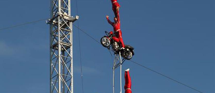 Motorrad-Akrobatik hoch oben