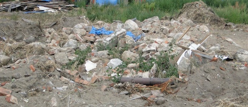 Zaniedbany i niebezpieczny teren w centrum Gryfina