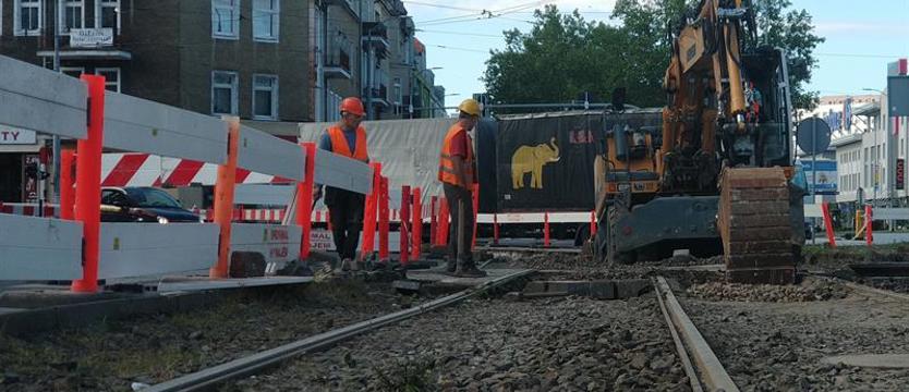 Roboty na torach, ruch z ograniczeniami