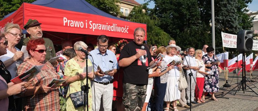Śpiewali patriotycznie na placu Lotników