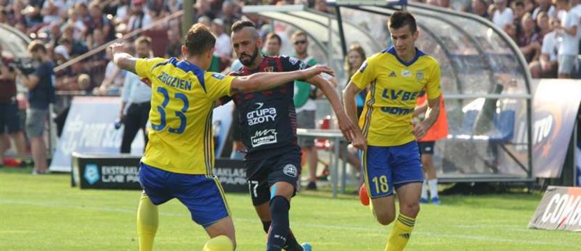 Piłka nożna. Pogoń wygrała i jest liderem [GALERIA]