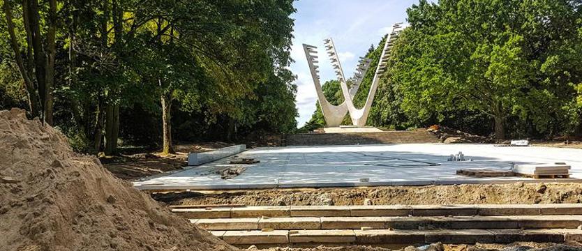 Płyta za płytą, czyli remont na cmentarzu w poślizgu