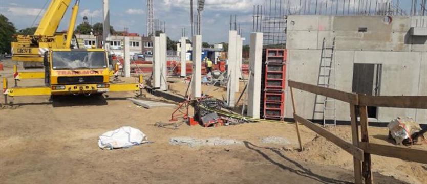 Piłka nożna. Pogoda sprzyja budowie stadionu