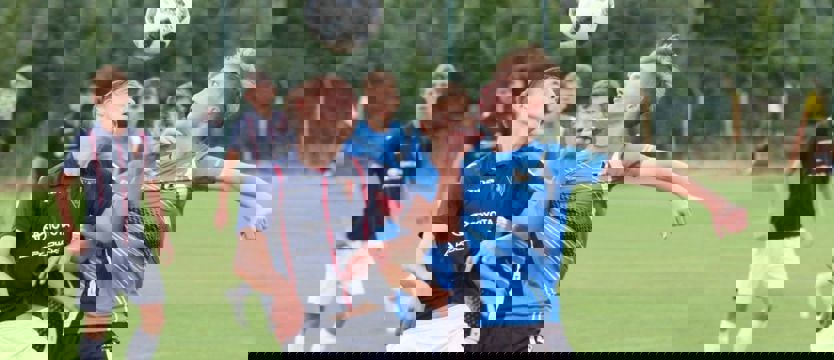 Piłka nożna. Trampkarze Pogoni i FASE zaczęli od wygranej