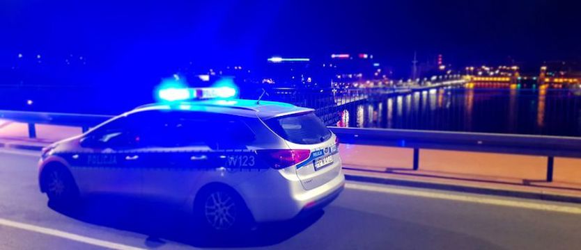 Chciał skoczyć z mostu, uratowali go policjanci
