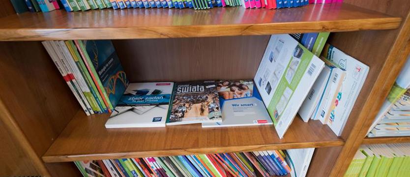 Braki, bałagan i drożyzna. Chaos z podręcznikami