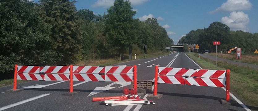Przejazd pod wiaduktem w Lisowie zamknięty. Droga nr 20 nieprzejezdna