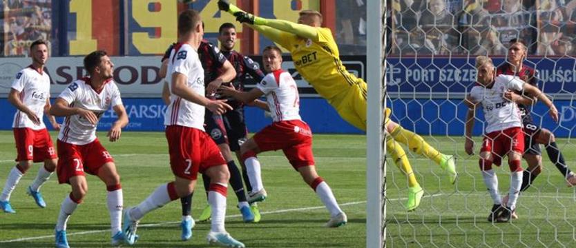 Piłka nożna. Beniaminek pokonany, Pogoń liderem