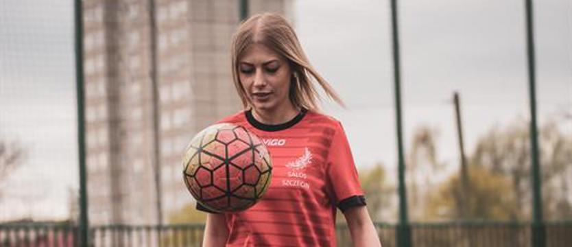 Piłka nożna. Piłkarz z ... przytulanką