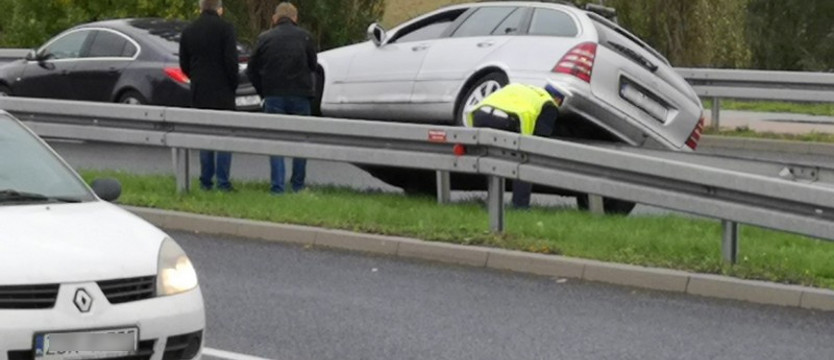 Nie wyrobił zakrętu i zawisł na barierkach