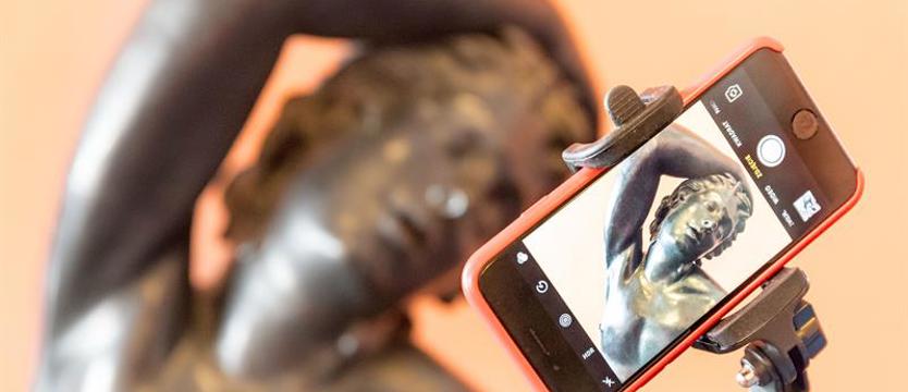 Po smartfon sięgamy coraz częściej, nawet w intymnych sytuacjach