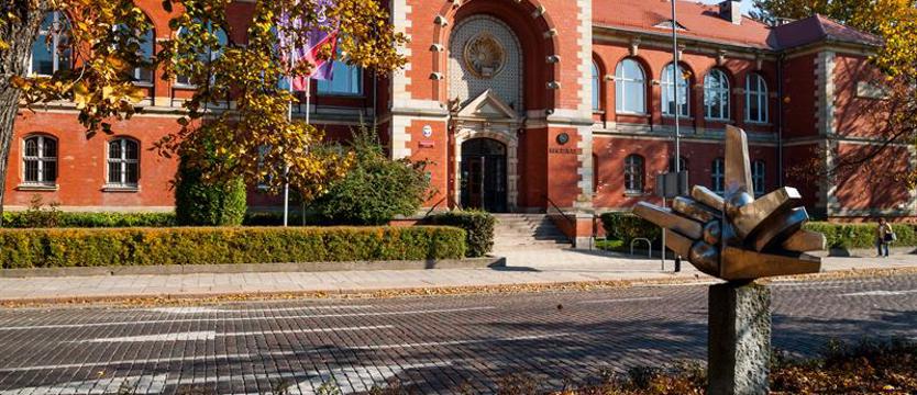 Pilne wezwanie zaniepokoiło profesora. Zmiany i ich konsekwencje