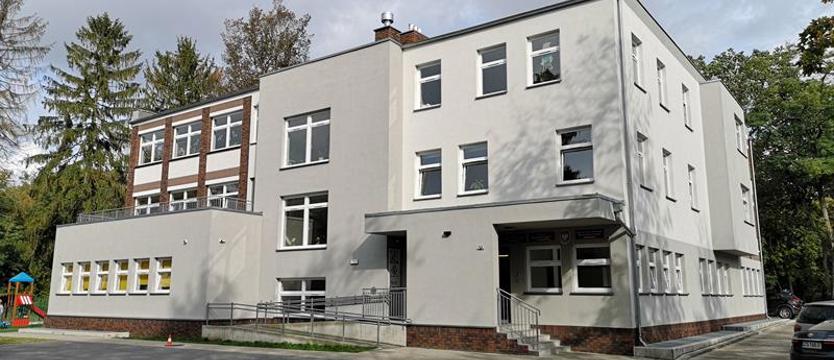 Właściciele szkoły niczym „cysterny wstydu”