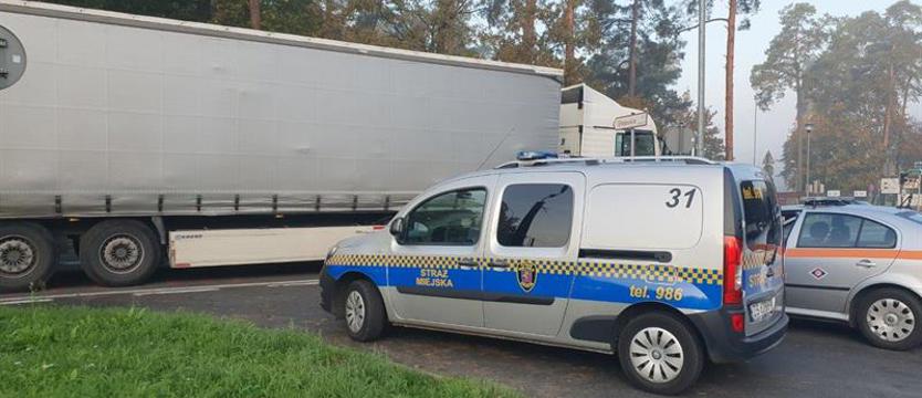 Odholowana ciężarówka blokowała przejazd. Kierowca zapłaci